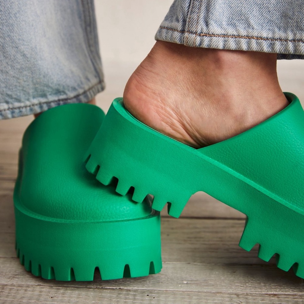Jeffrey Campbell size 10/41 Green platform clogs
